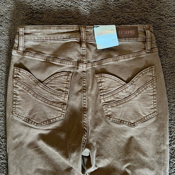 NWT Shyanne’s Woman’s Brown High Rise Flare Jeans Size W29 X L34 - Picture 8 of 10